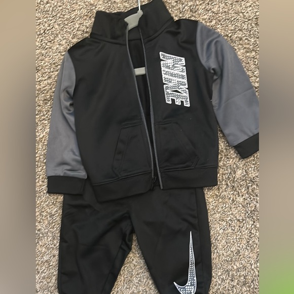 All 5 Nike outfits 9 months (one outfit brand new) $150 - Picture 5 of 5